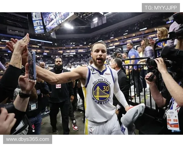 库里谈防守策略：派多名球员限制哈登小卡让他们困于人群中